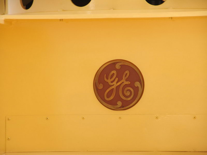 O logo da GE em um dos geradores